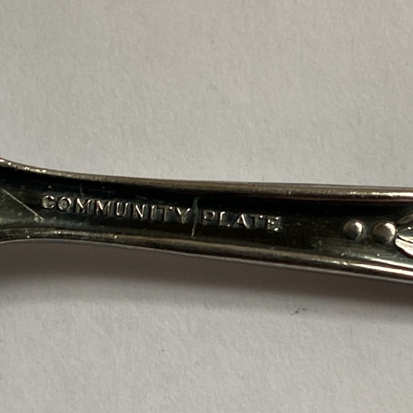 2 pieces of silver plate. Small child’s spoon. And flat server. - Picture 4 of 6